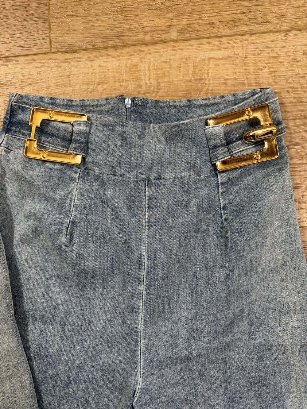 Valentine High Waist Wide Leg Jeans Light Wash Gold Buckle Detail Women’s Small - Picture 10 of 14